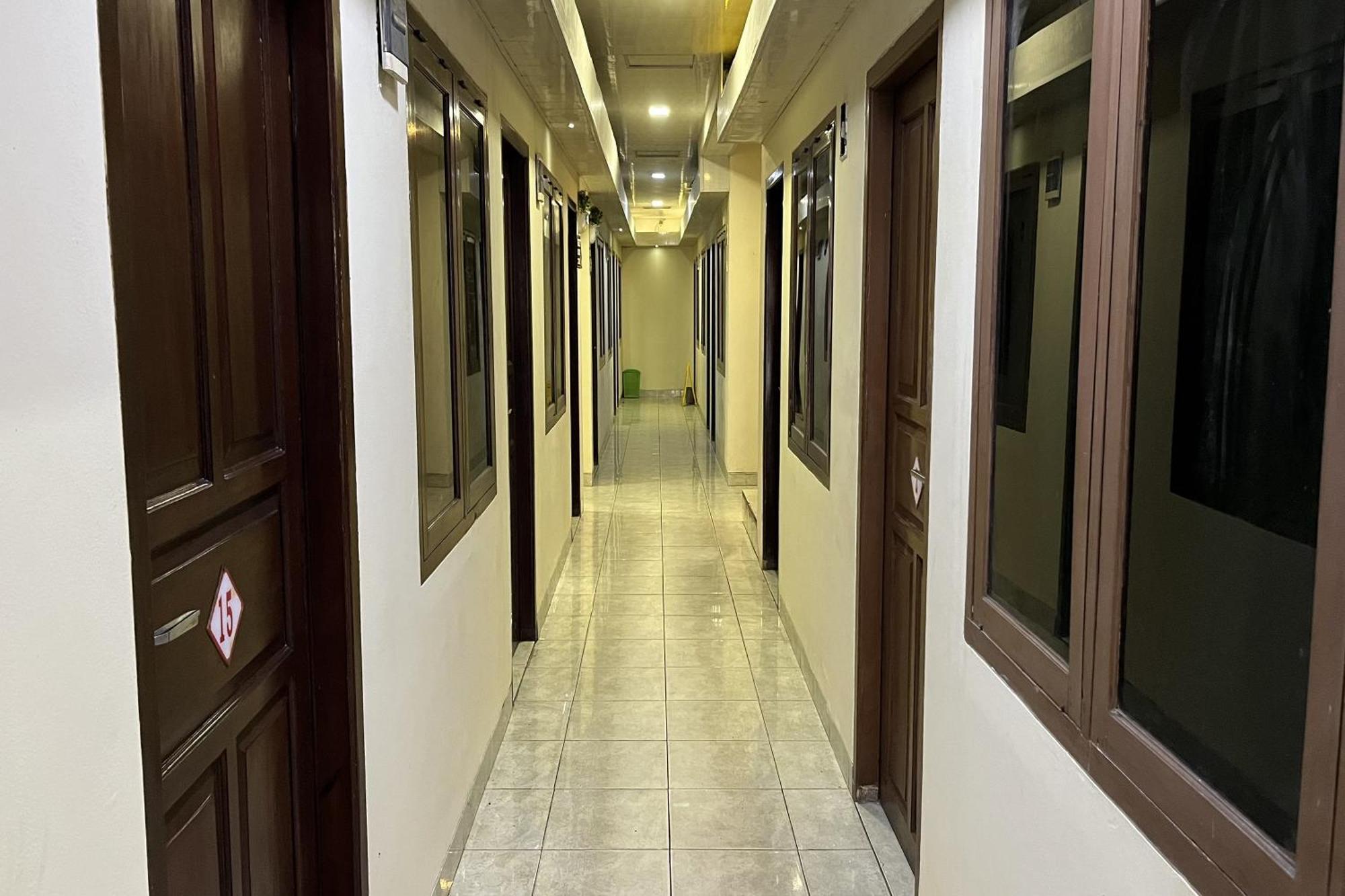 Oyo 868 Berkat Near Patria Hospital Ikkt Jakarta